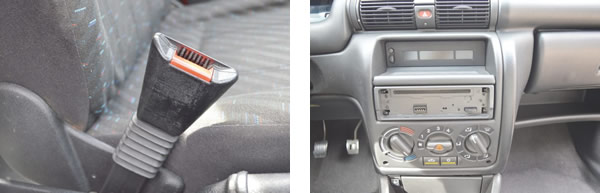 Cintos dianteiros com pré-tensionador eram um item nada comum aos carros brasileiros naquele tempo / No console central os comandos de ar-condicionado, rádio e mostradores de temperatura externa, estação de rádio ehoras